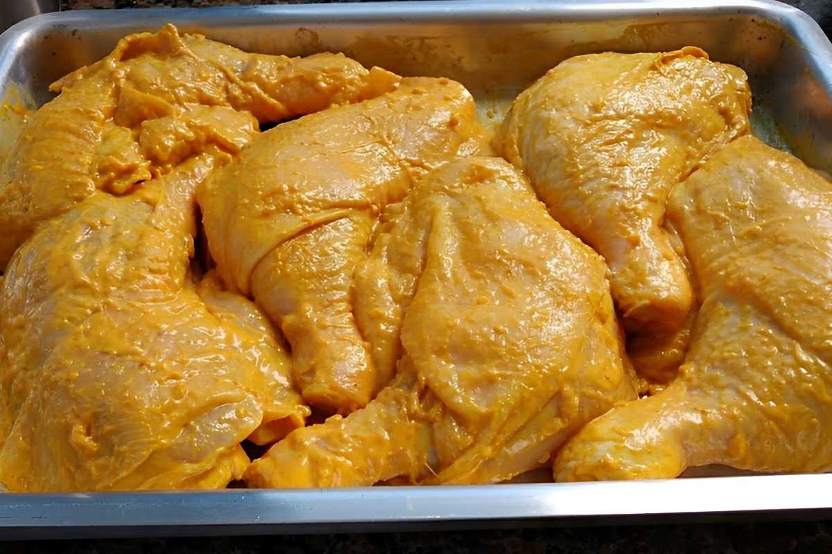 Frango assado no forno suculento e com um tempero secreto que deixa ele mais gostoso ainda
