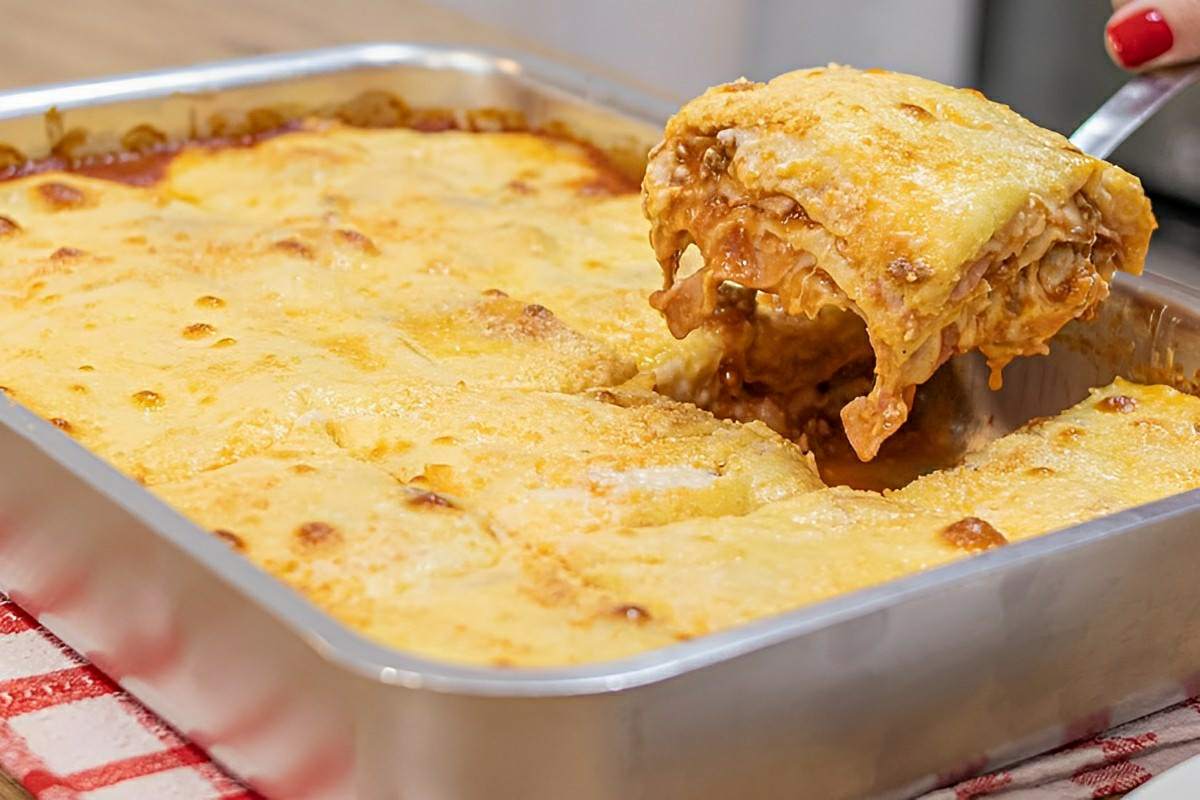 Lasanha à bolonhesa com molho branco a receita de almoço perfeita para seu domingo em família