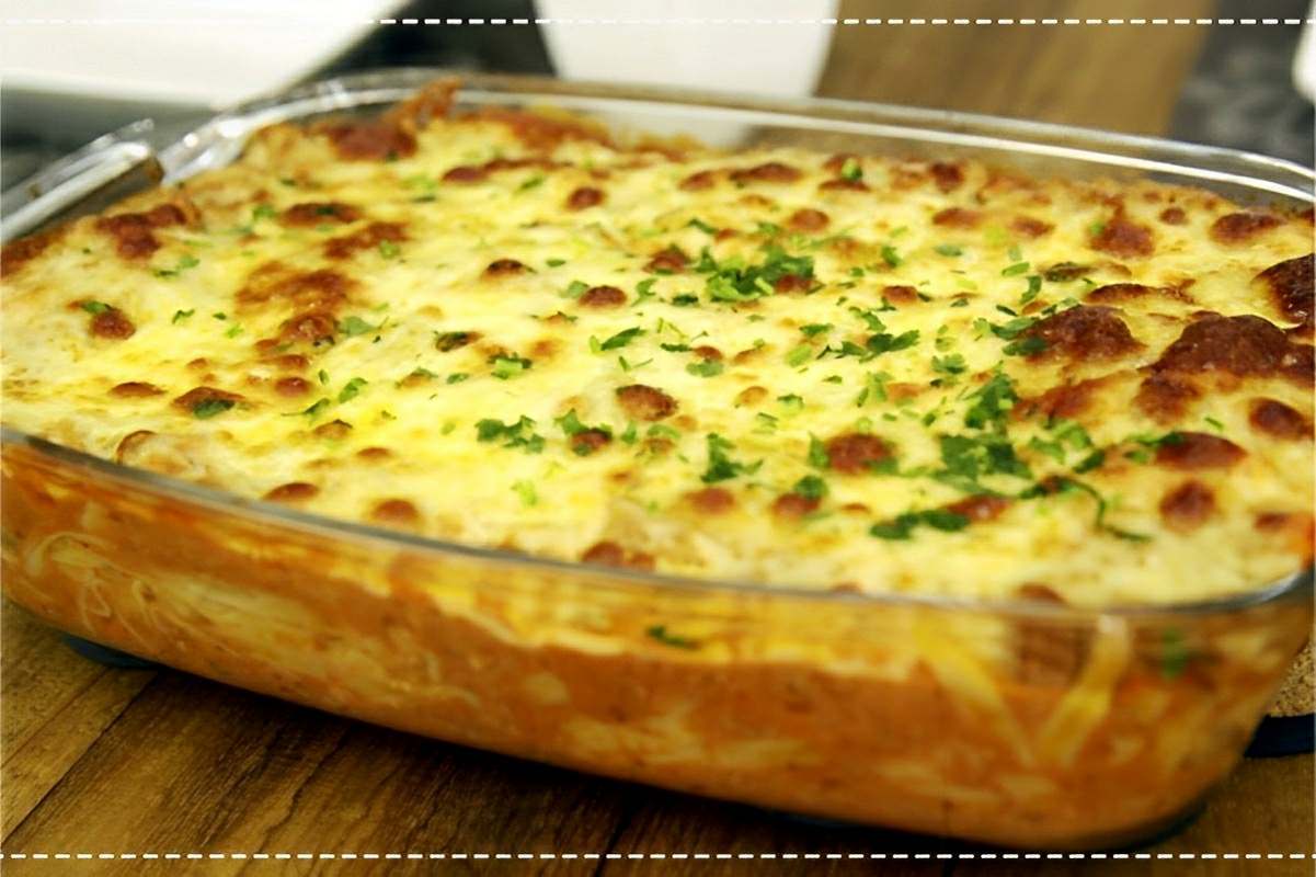 Macarrão de forno cremoso com carne moída e requeijão perfeito para o jantar de toda a família