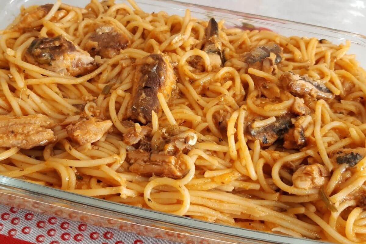 Macarronada com sardinha dá para você tudo em uma panela só fica uma delícia