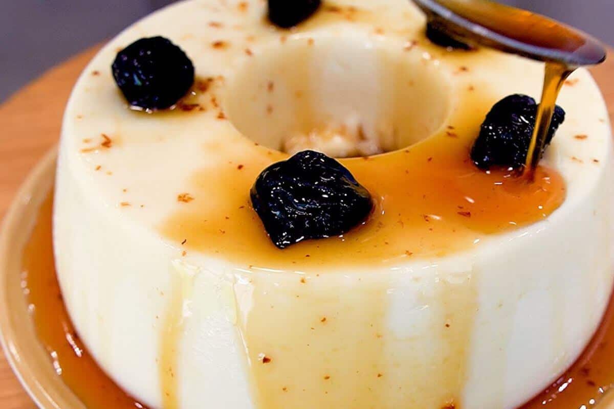 Manjar de coco com calda de ameixa para você já começar a pensar na sua ceia de natal