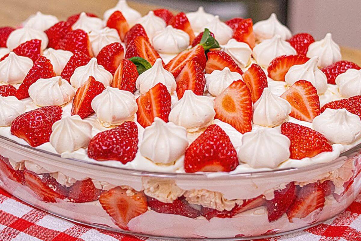 Merengue de ninho com morango uma sobremesa de sucesso em qualquer ceia de natal