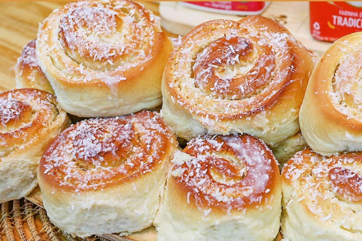 Pão de leite recheado com coco e leite condensado é de comer rezando de tão gostoso