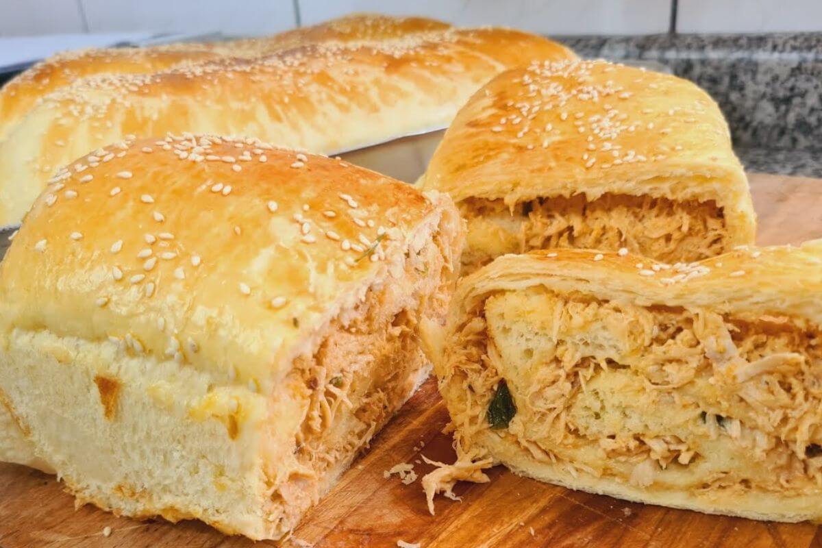 Pão recheado com frango fica divino e não é nada difícil de preparar