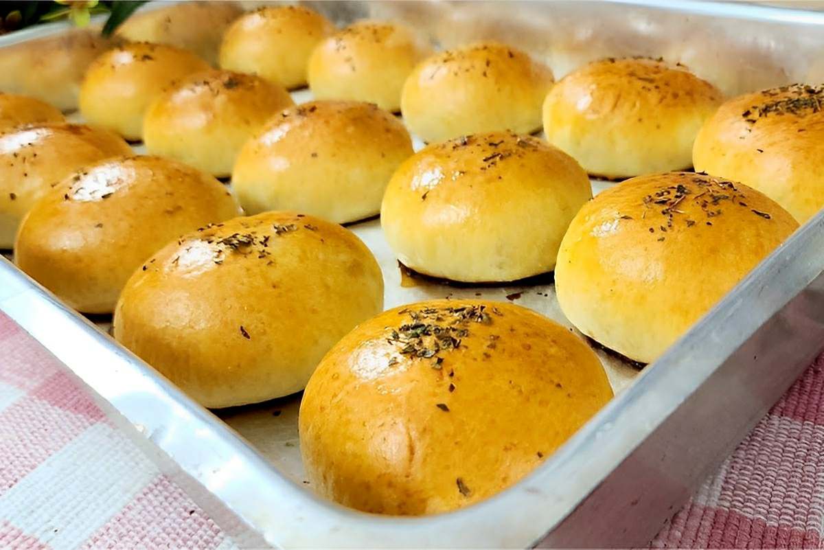 Pãozinho de presunto e queijo: essa massa fica perfeita e o recheio nem se fala de tão bom