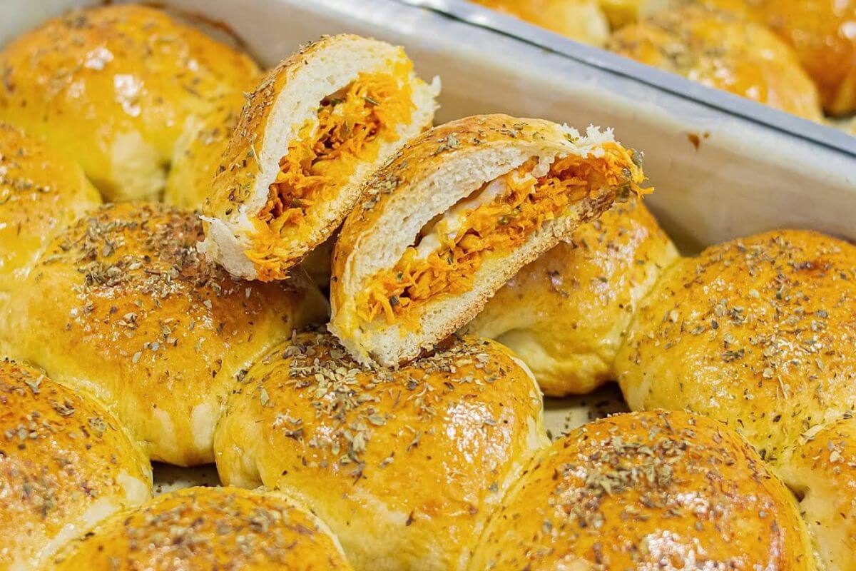 Pãozinho recheado de frango com catupiry um salgado assado delicioso e fácil de preparar