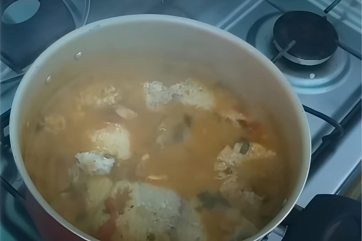 Peixe ensopado com leite de coco muito saboroso e suculento