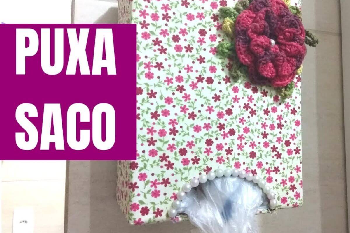 Faça um puxa-saco com caixa de papelão para guardar as sacolinhas da sua casa