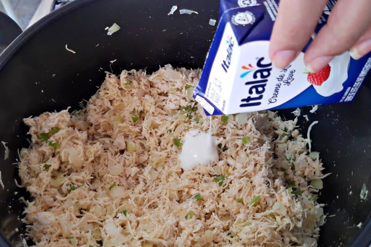 Receita fácil de almoço para você fazer rapidinho usando frango e creme de leite