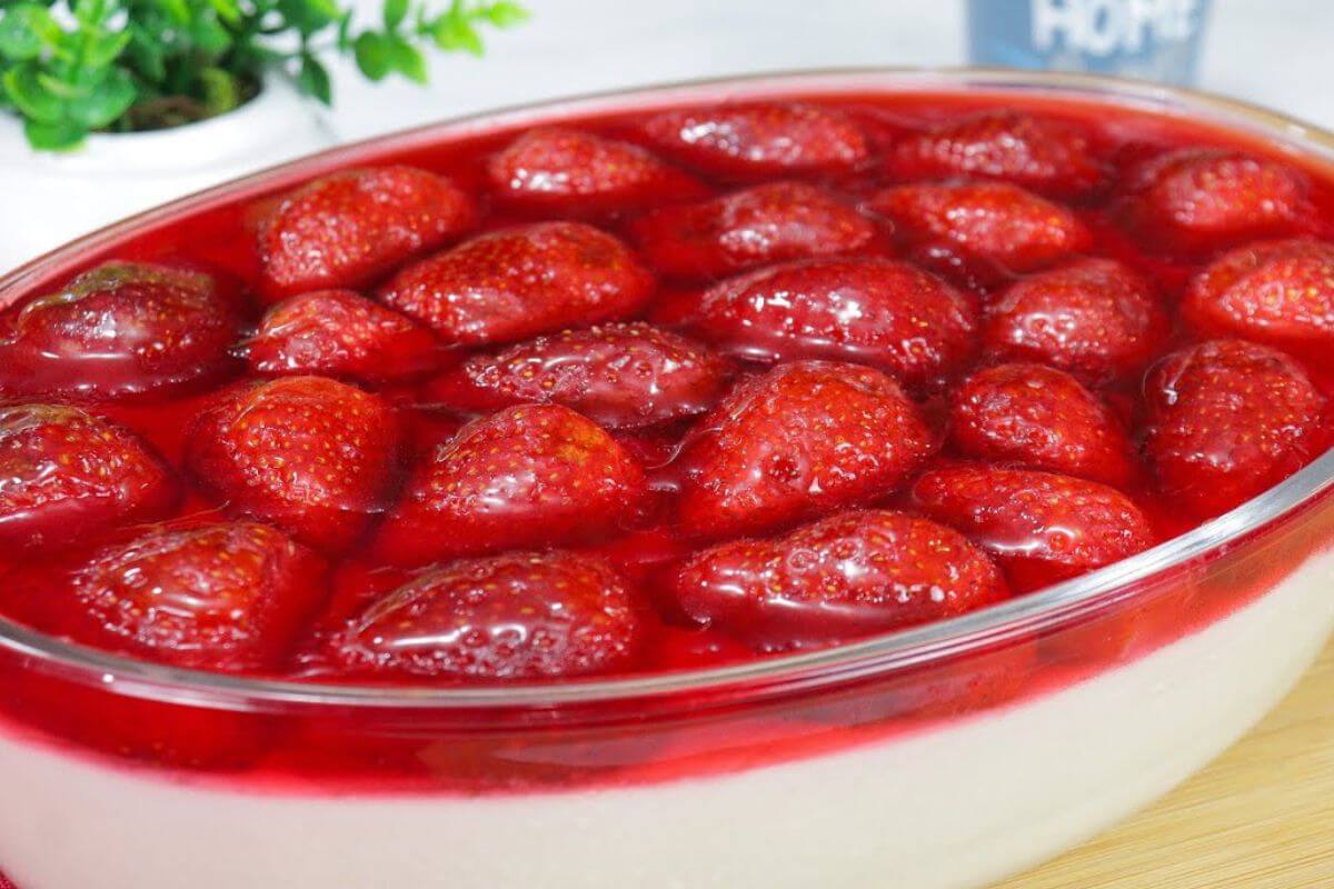 Receita de natal: sobremesa de morango deliciosa com a fruta e um creme delicioso
