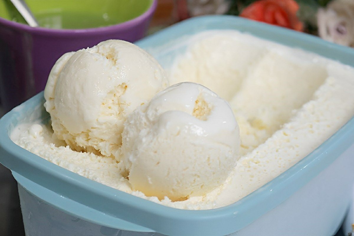 Sorvete caseiro com leite condensado e creme de leite muito fácil de preparar