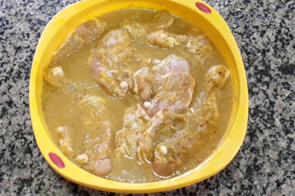 Aprenda o segredinho de um tempero para frango assado perfeito e muito simples de preparar