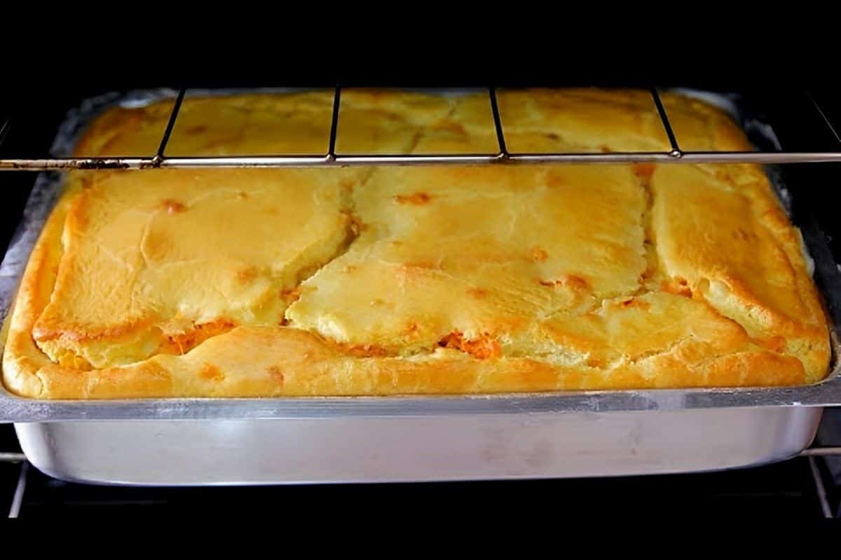 Torta de frango com uma massa tão perfeita que derrete na boca