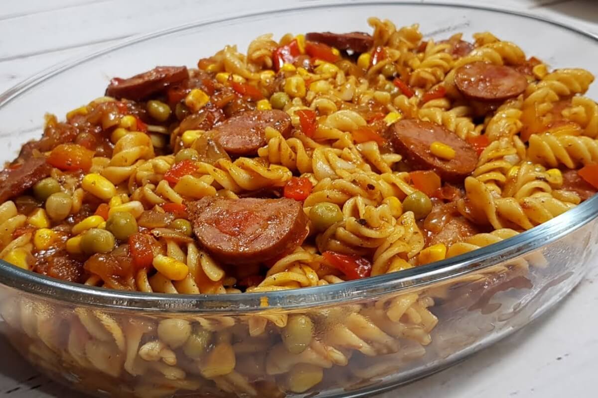 Almoço rápido com macarrão e linguiça calabresa para você tempo na cozinha