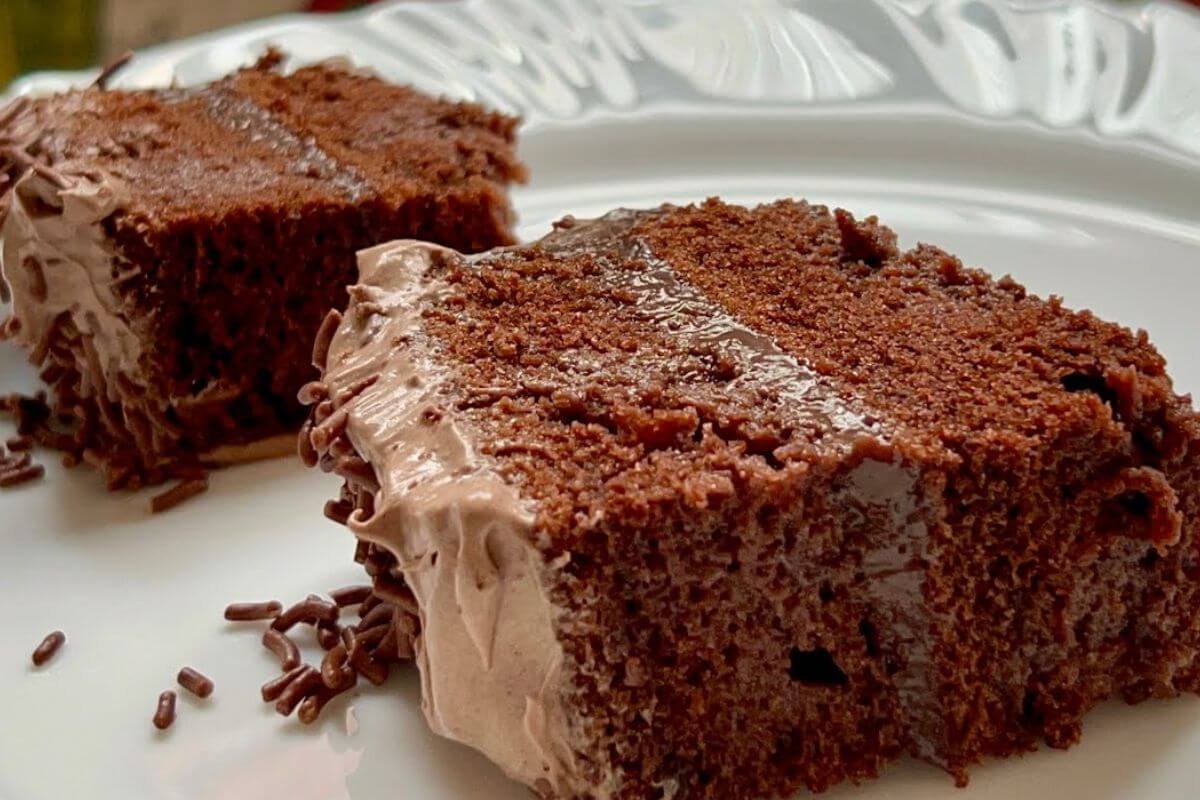 Bolo de aniversário de chocolate com recheio e cobertura muito simples de preparar
