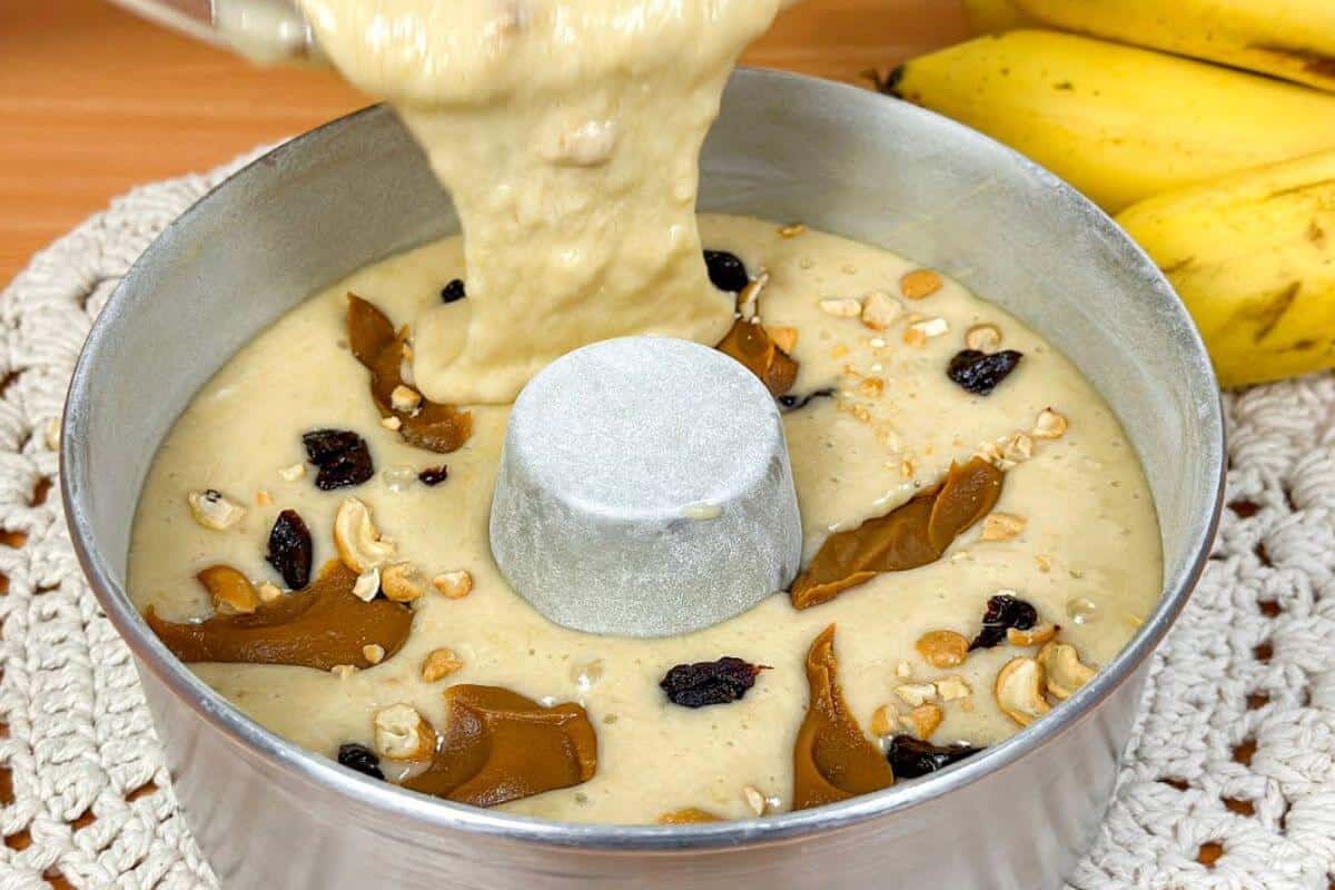 Bolo de banana especial para o natal mas fica tão gostoso que você vai querer fazer o ano todo