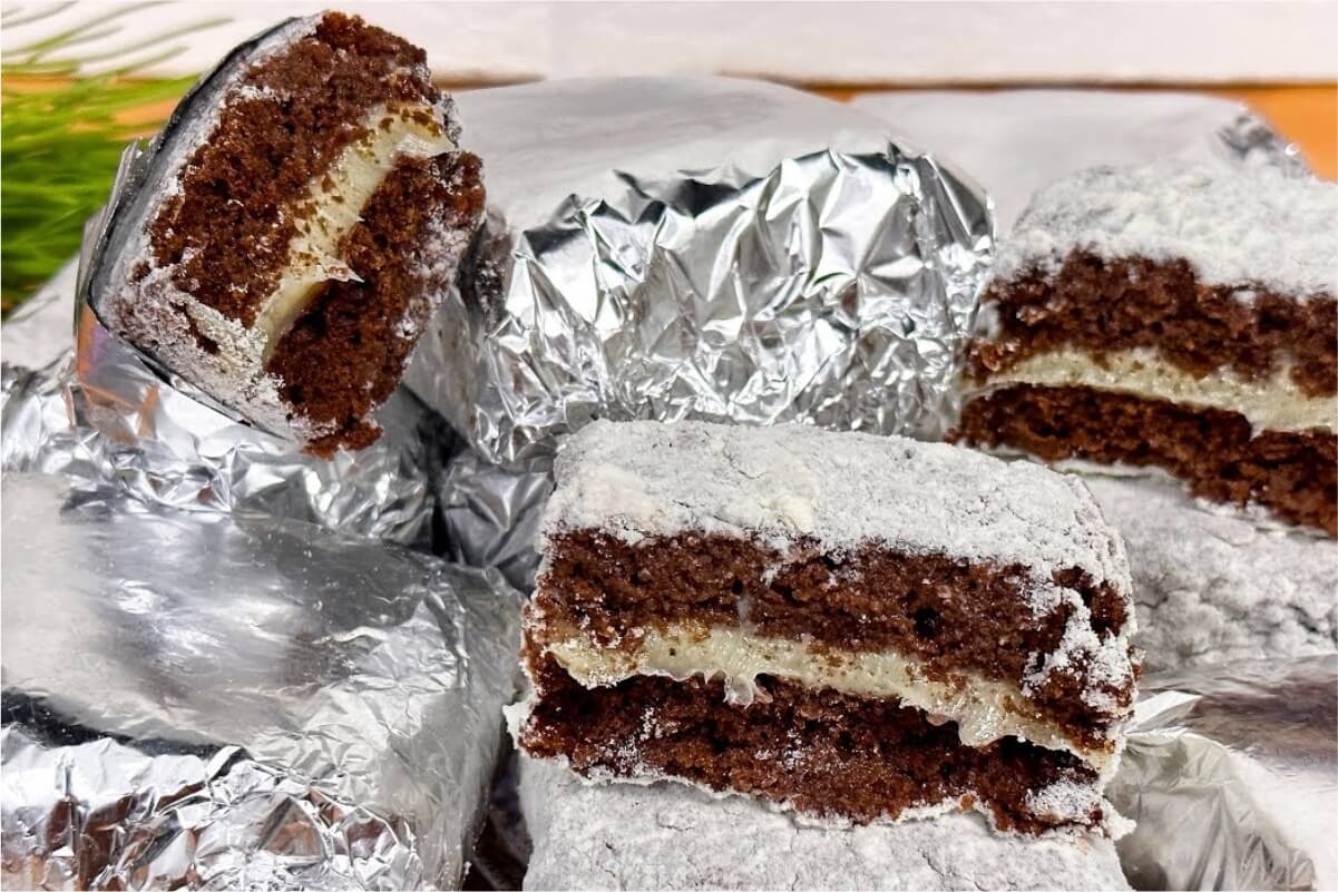 Bolo de chocolate gelado recheado embrulhado igual aos bolos de aniversário dos anos 90