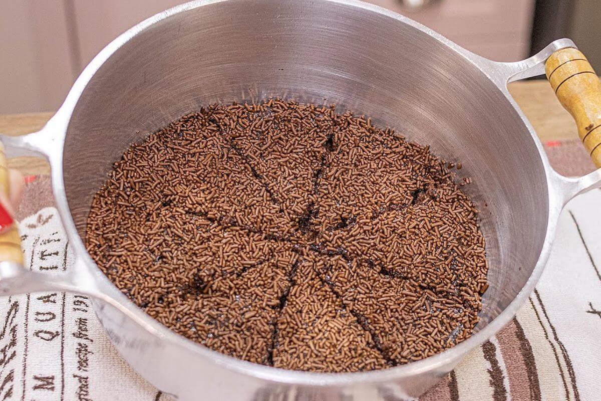 Bolo de chocolate de panela que não queima e fica pronto em 10 minutos