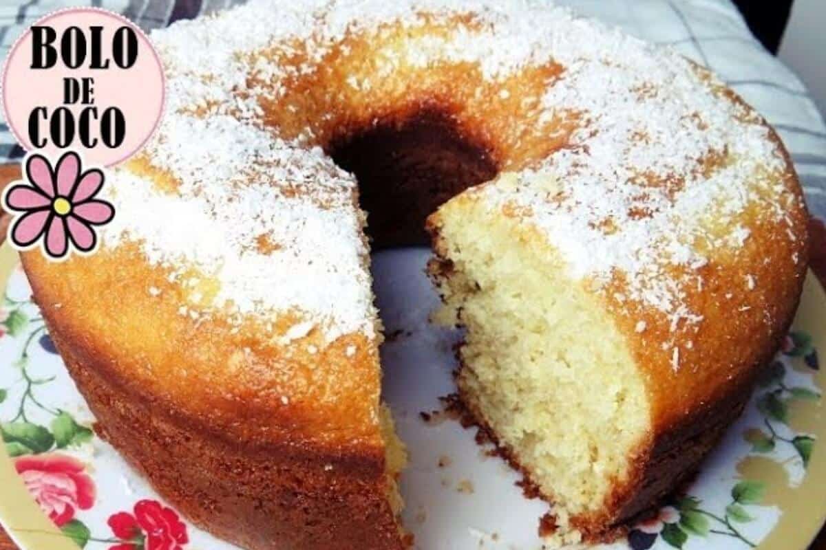 Se está em dúvida do que servir para as crianças nessas férias de natal faça esse bolo de coco de liquidificador