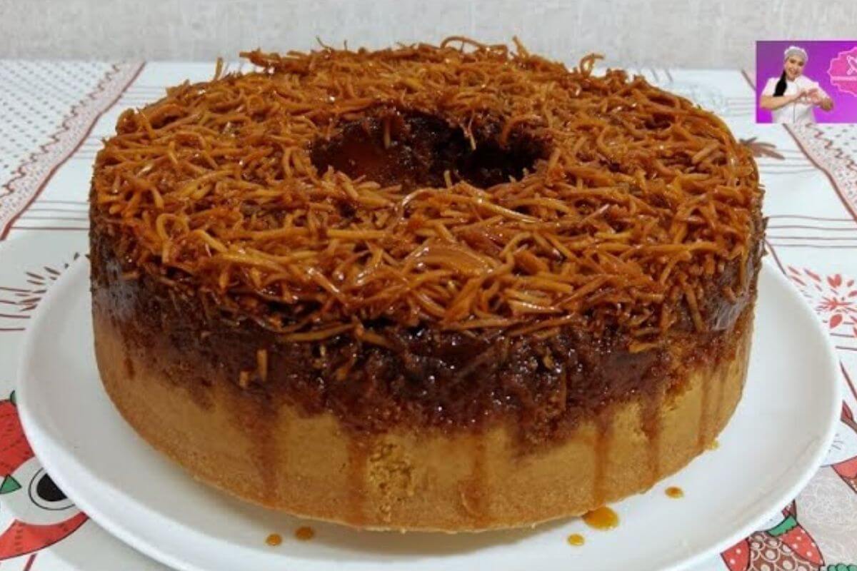 Bolo de coco caramelado uma mistura de bolo com sobremesa que fica uma delícia