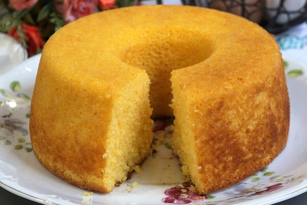 Prepare um cafezinho para acompanhar esse bolo com farinha de milho