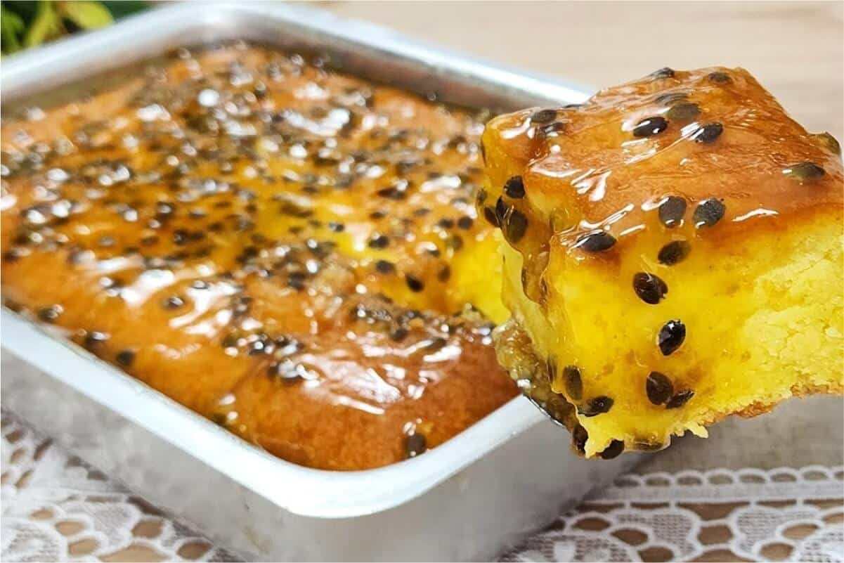 Conquiste todo mundo no lanche da tarde com esse delicioso bolo de maracujá