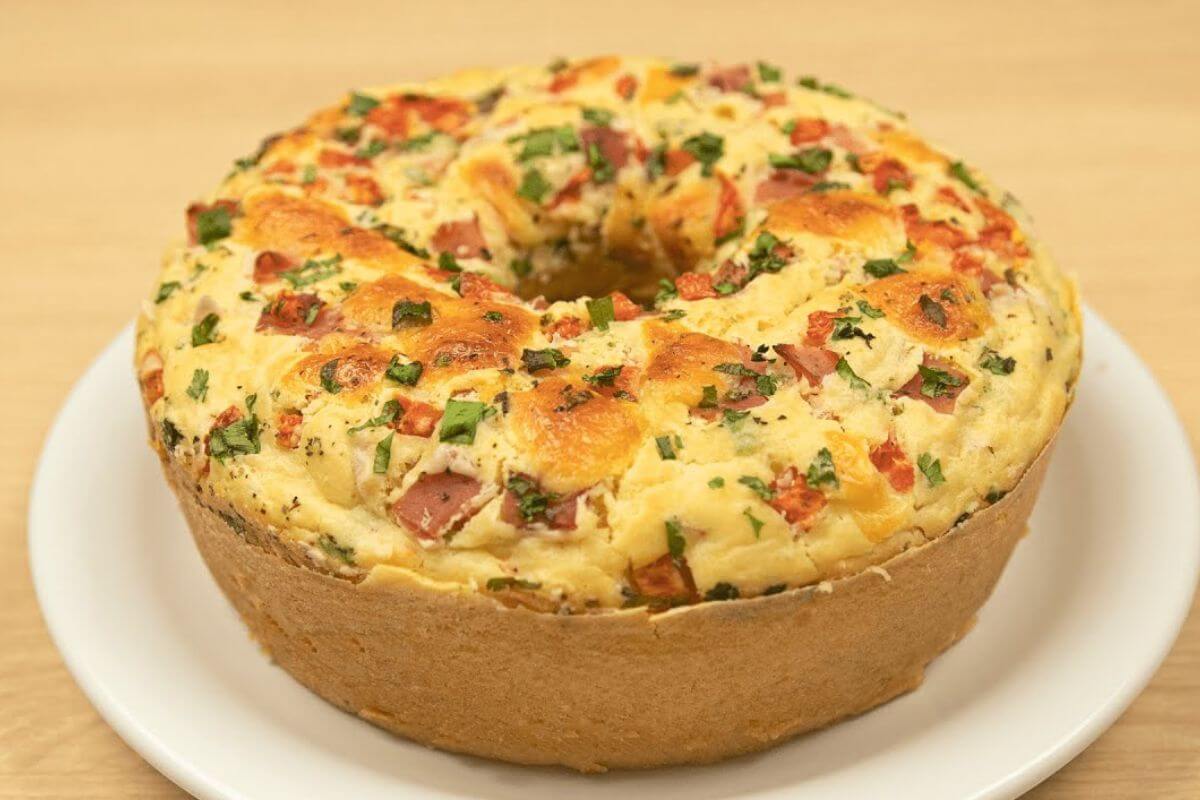 Esse bolo salgado fica tão gostoso que vai ser impossível comer um pedaço só