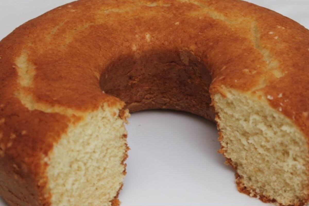 Bolo simples fofinho que fica pronto rapidinho para o café