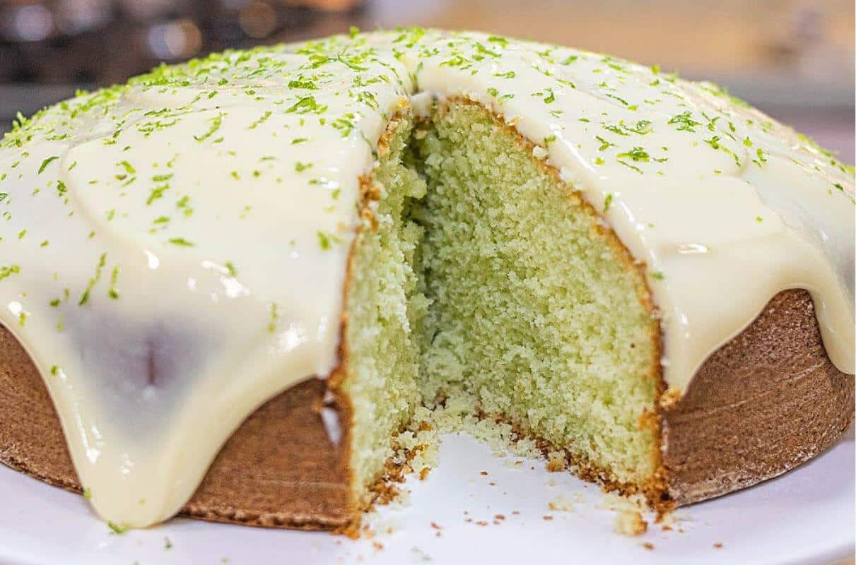 Bolo verde de limão fofinho e delicioso essa coberturinha é de dar água na boca