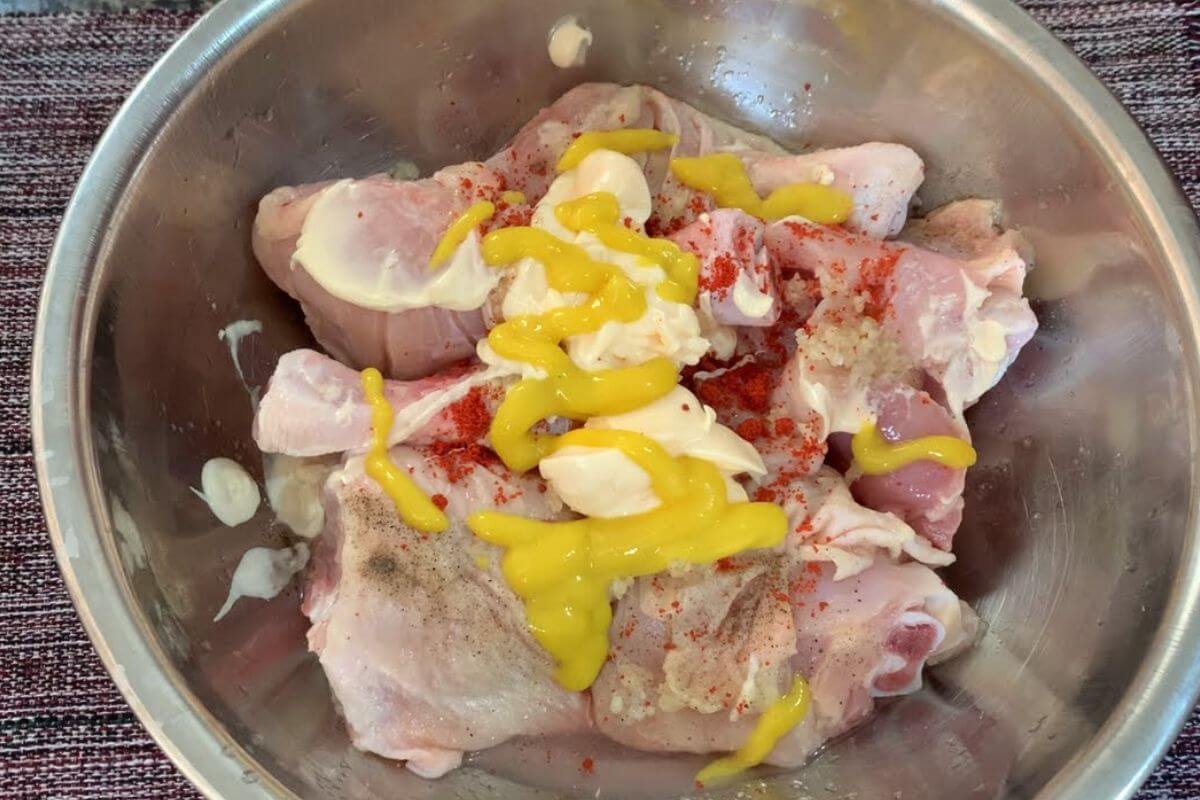 Aprenda como temperar frango para assar no seu almoço de domingo que fica uma delícia