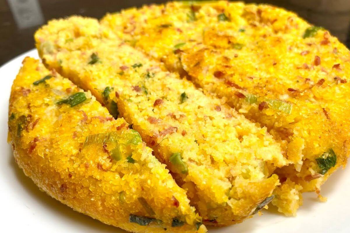 Cuscuz de frigideira delicioso e bem temperado ótimo para seu lanche das férias de fim de ano