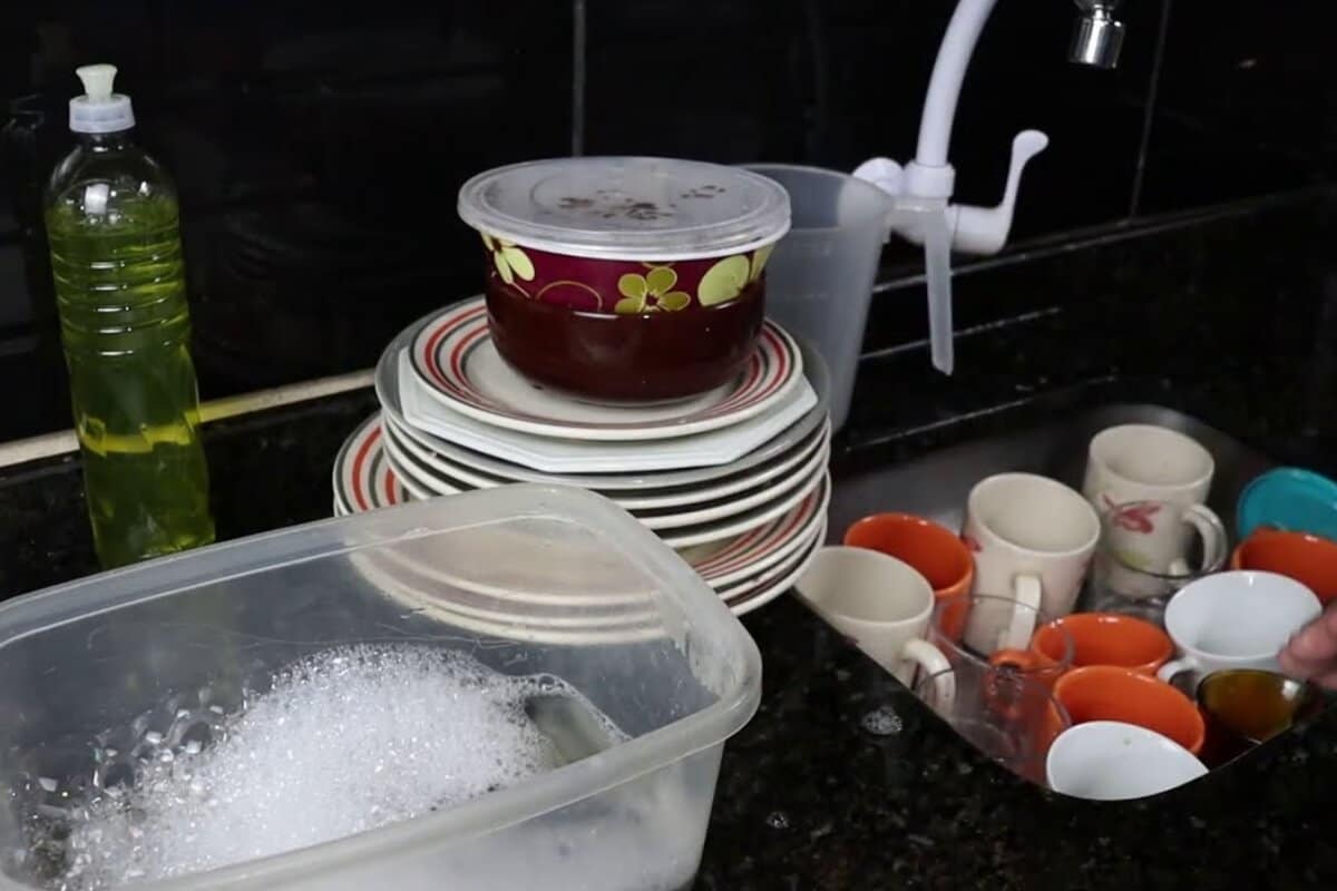 Veja 2 dicas para lavar louça que vai te ajudar demais com os pratos e panelas do almoço de natal
