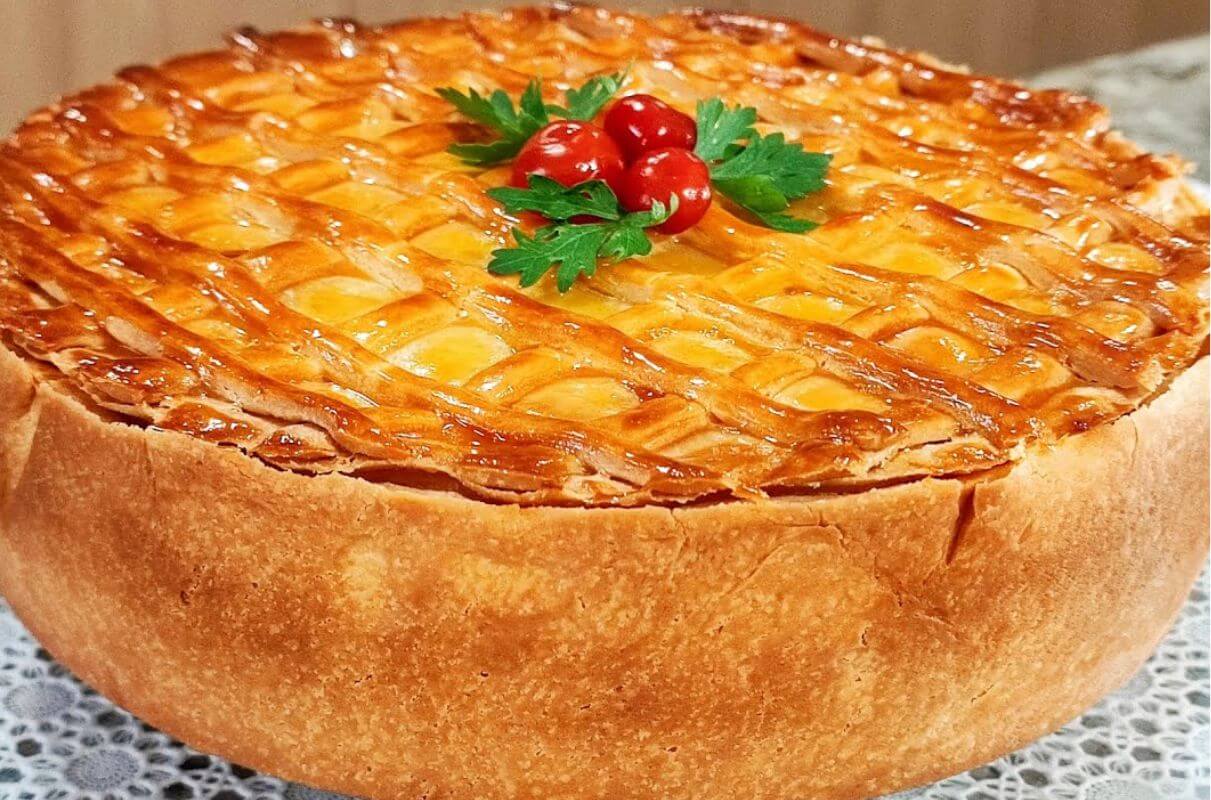 Empadão de frango cremoso com uma massa que derrete em cada mordida