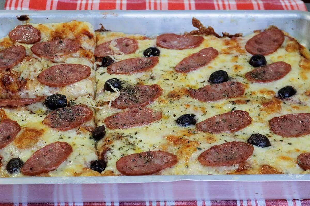 Focaccia de calabresa tão saborosa e gostosa que nem precisa comprar pizza em casa