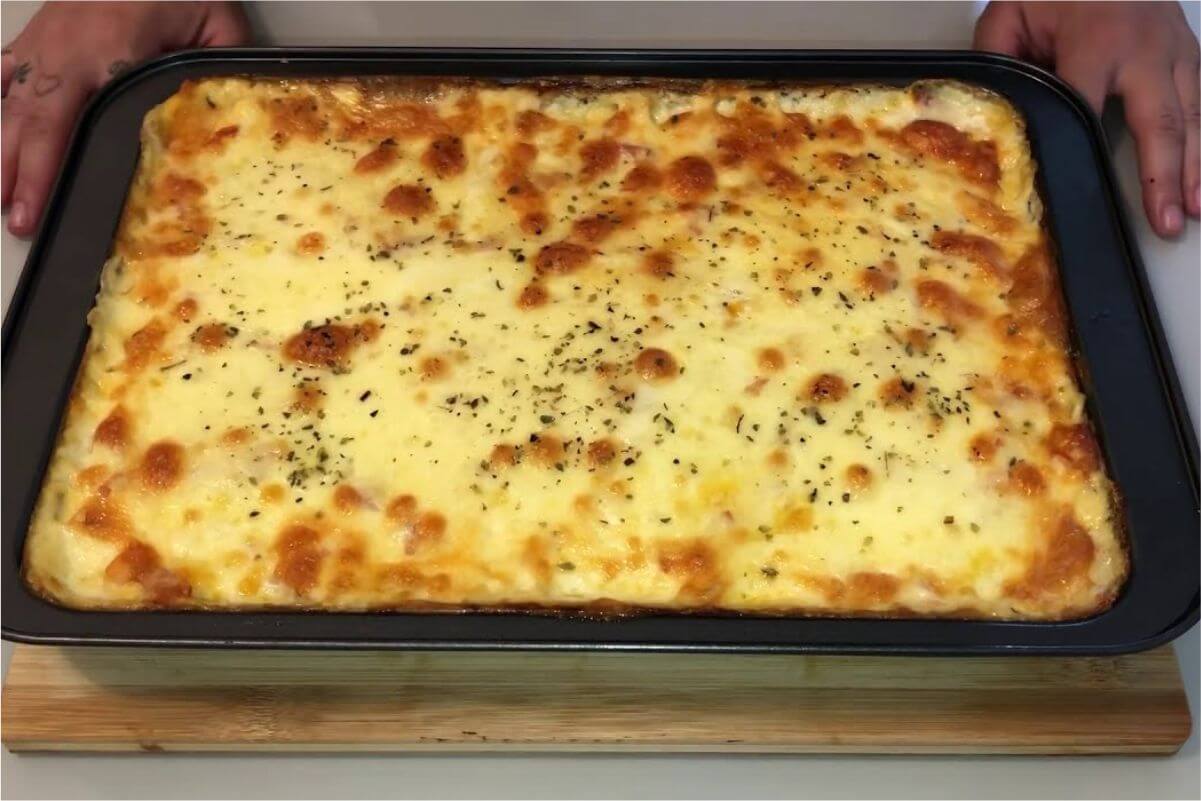Macarrão de forno cremoso com bastante queijo por cima fica irresistível