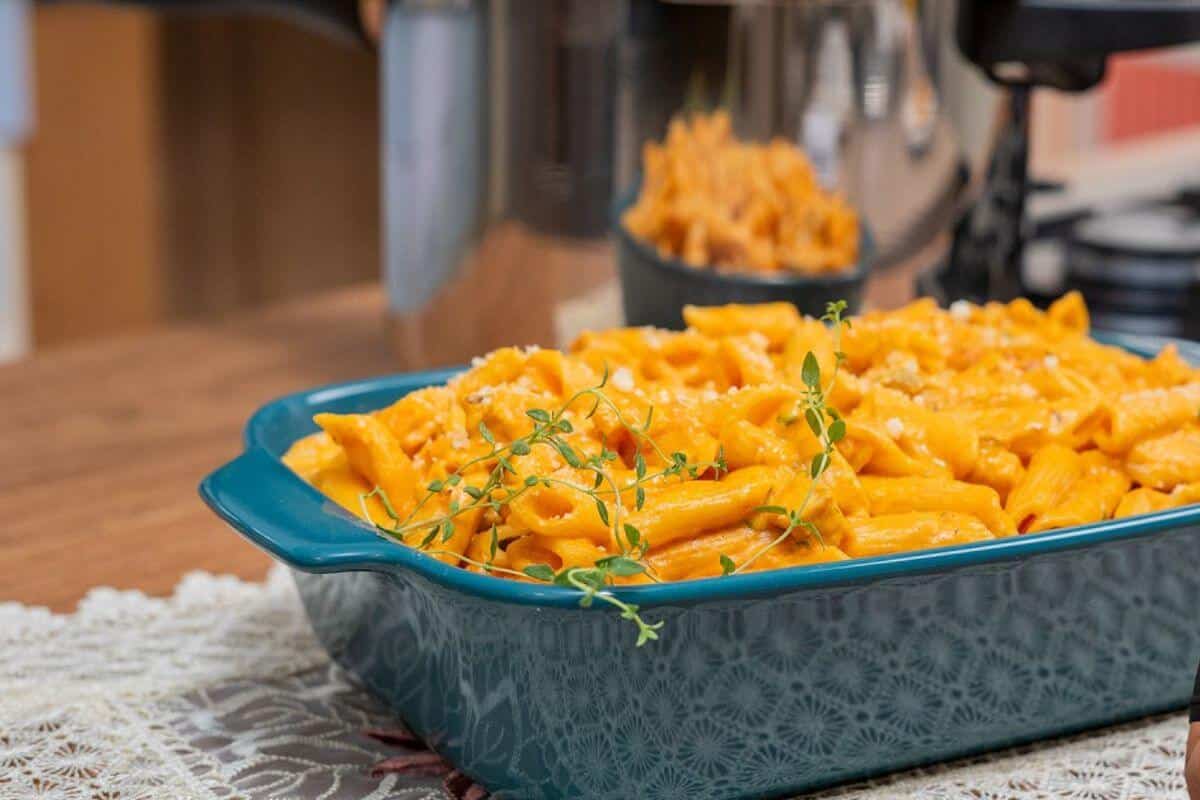 Macarrão na panela de pressão fica cremoso e pronto bem rapidinho