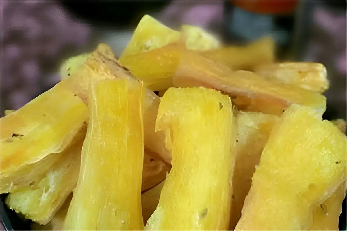 Surpreenda no acompanhamento da ceia de natal com essa mandioca assada deliciosa