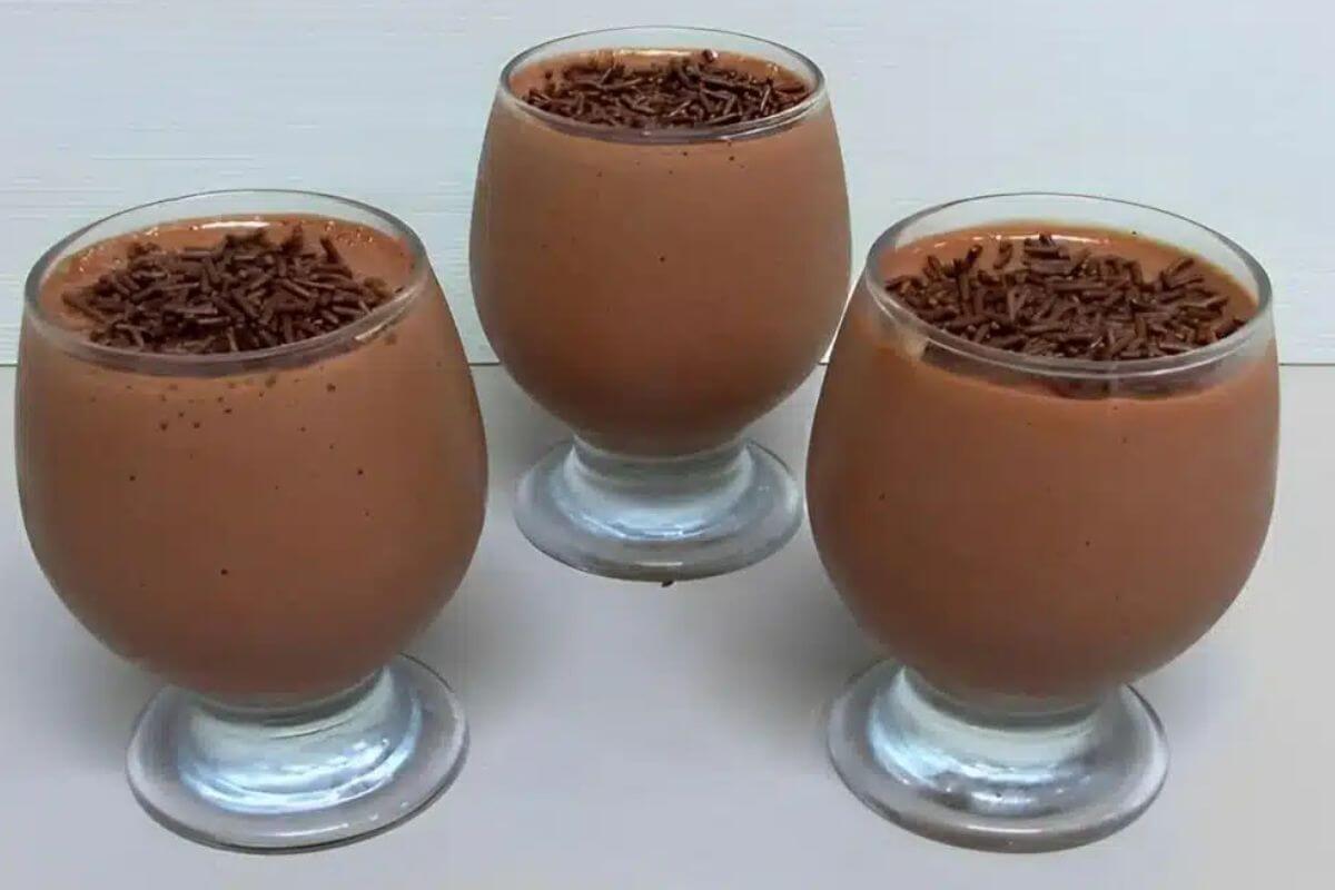 Mousse de chocolate bem cremoso e super prático de preparar para o fim de ano