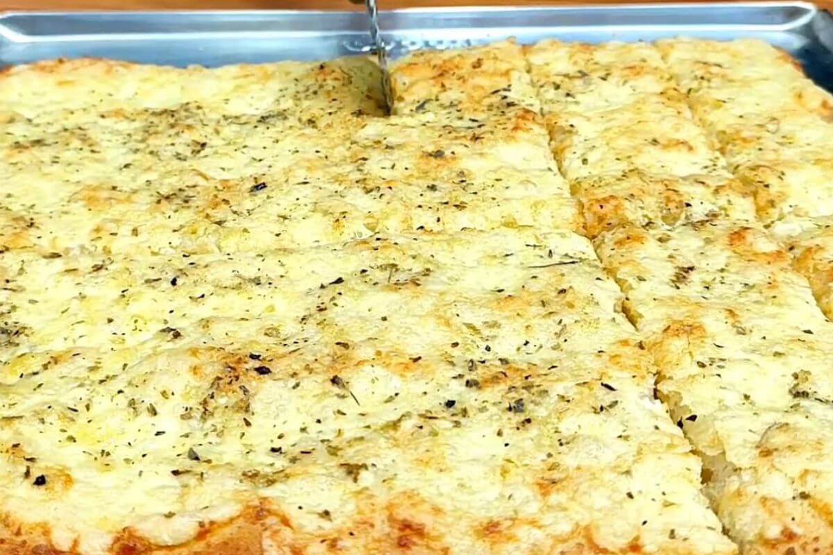 Pão de alho caseiro feito na assadeira uma opção que serve de lanche e fica uma delícia