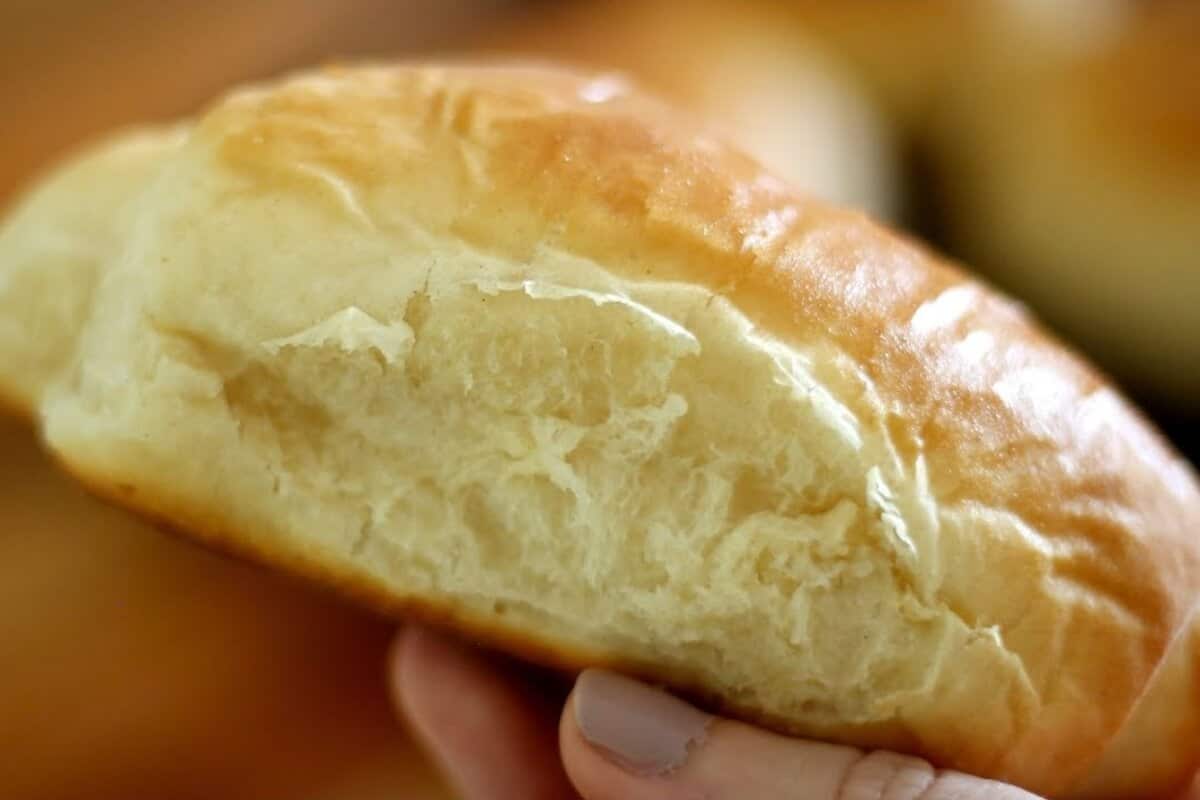 Quando seus convidados de natal chegarem sirva um café da manhã delicioso com esse pão sem ovo fácil de fazer