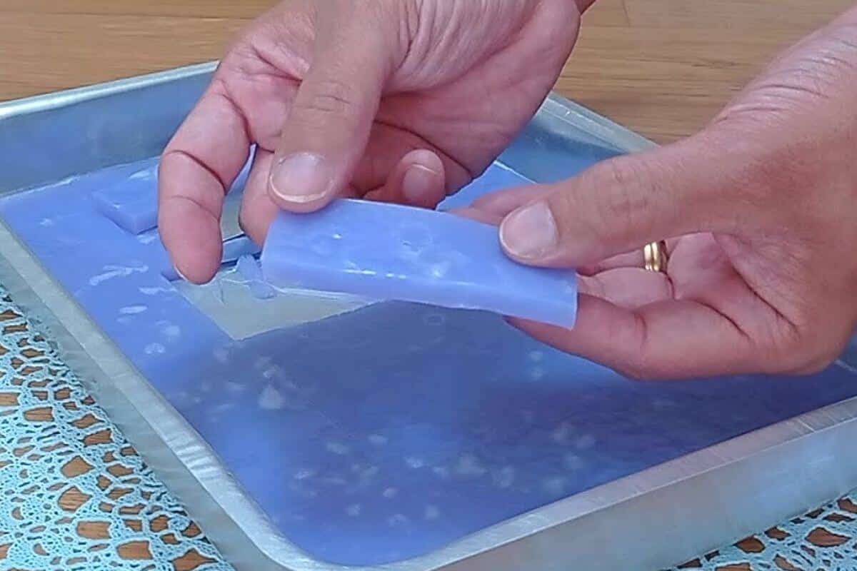 Aprenda como fazer pastilha sanitária caseira para deixar seu banheiro limpo gastando pouco