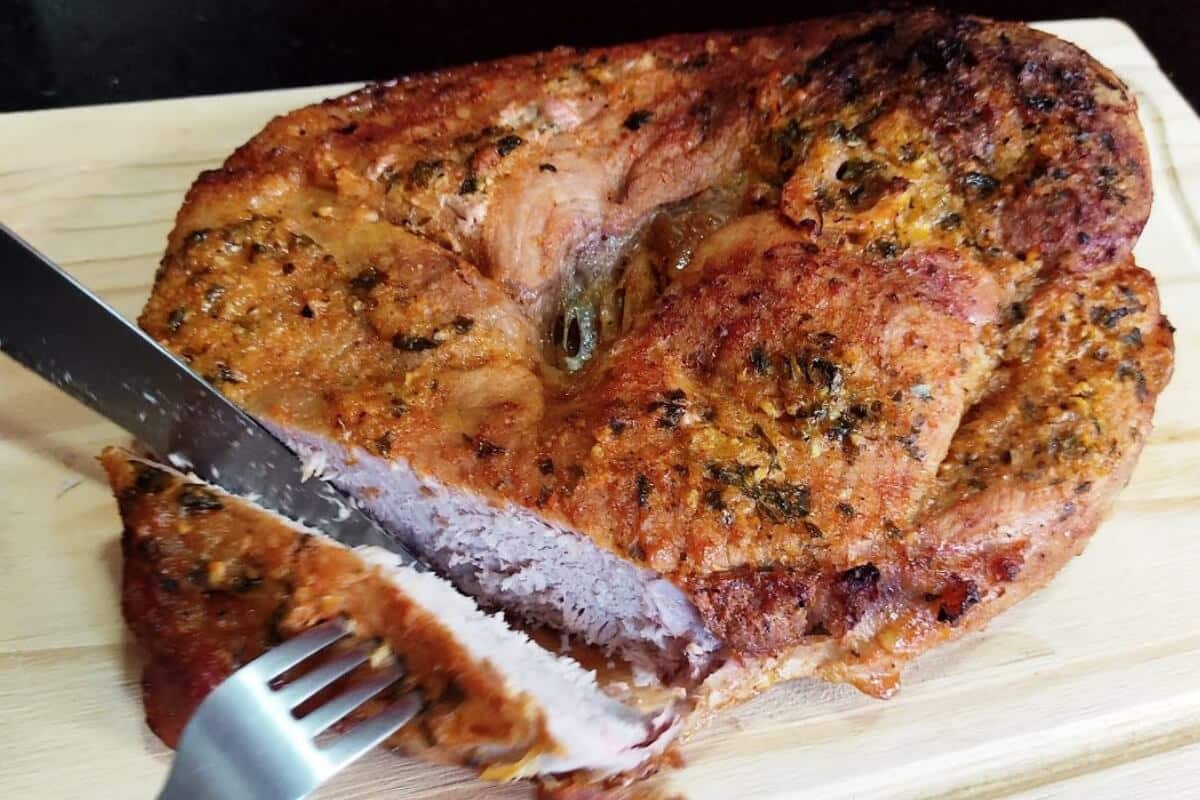 Aprenda a fazer um pernil de porco assado sensacional e suculento para o almoço de natal
