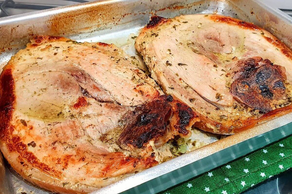 Aprenda a temperar e preparar um pernil de porco assado no forno delicioso