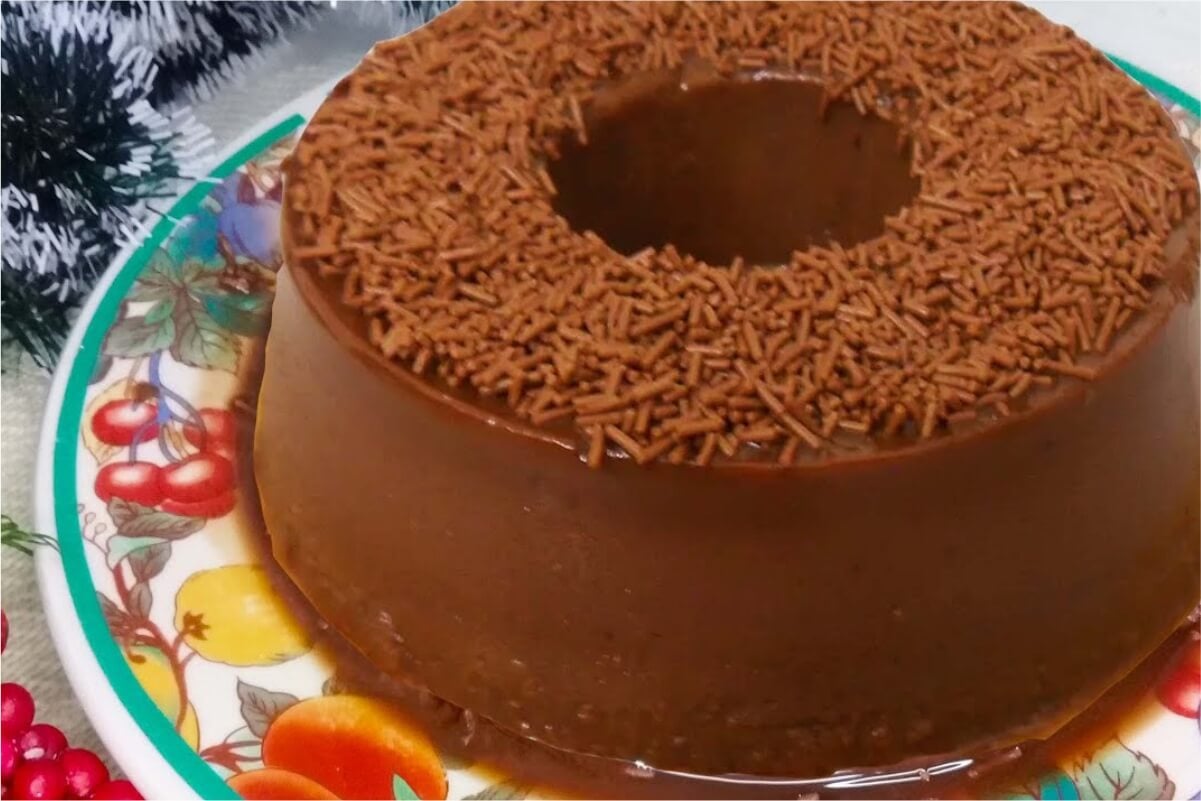 Pudim de chocolate que não precisa de forno fica perfeito para você servir no ano novo