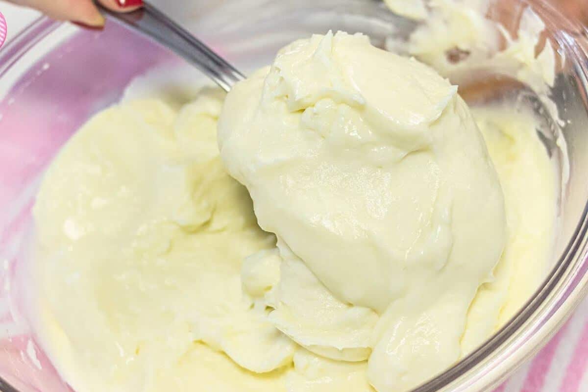 Confeiteira profissional vai ensinar um creme perfeito para usar em recheio de bolo de festa
