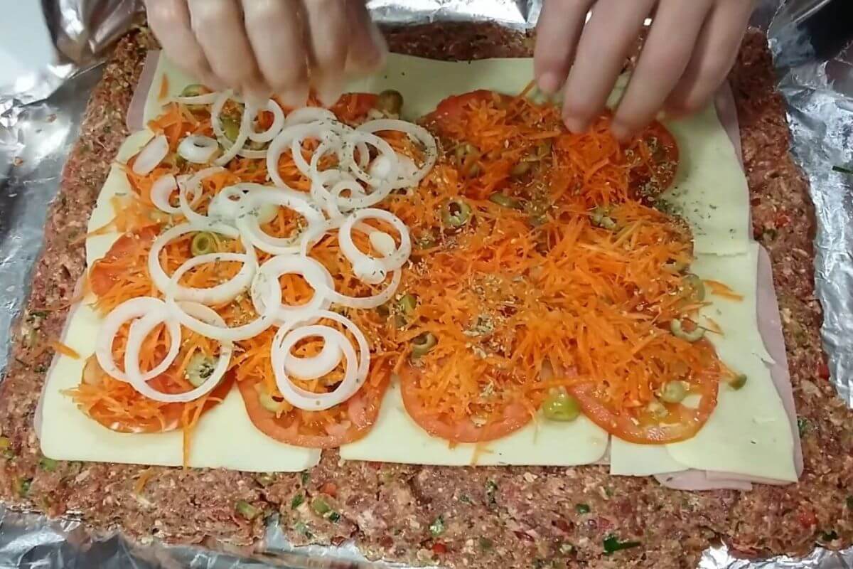 Rocambole de carne moída super saboroso fica incrível para você fazer no reveillon