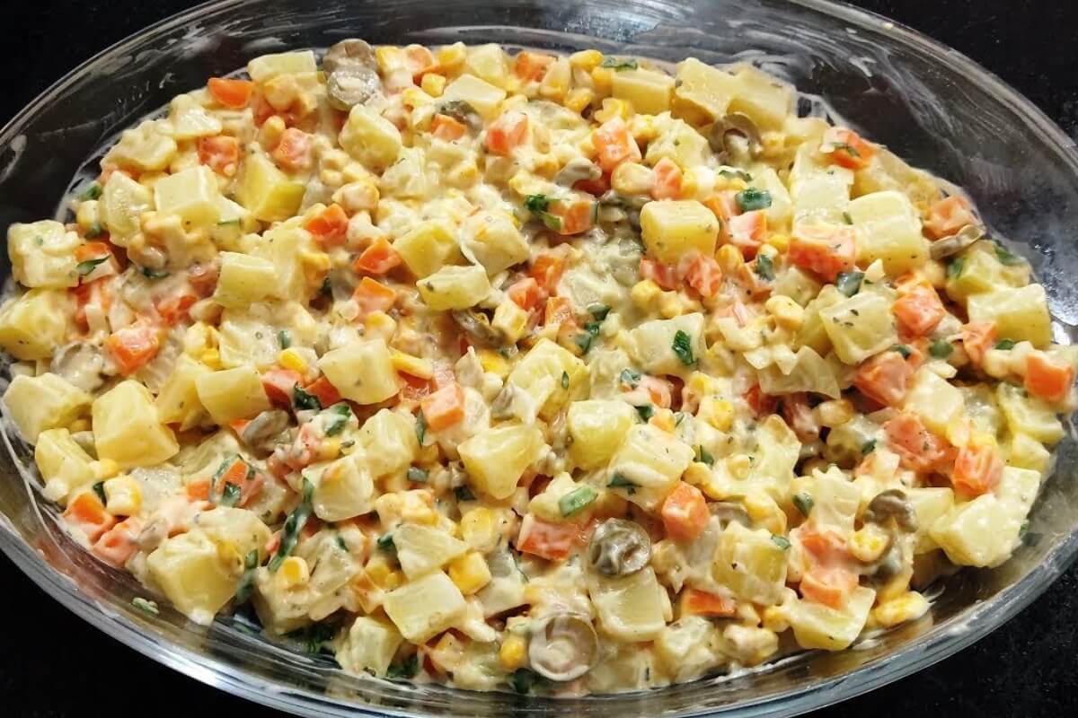 Salada de maionese de restaurante um ótimo acompanhamento para servir no seu natal