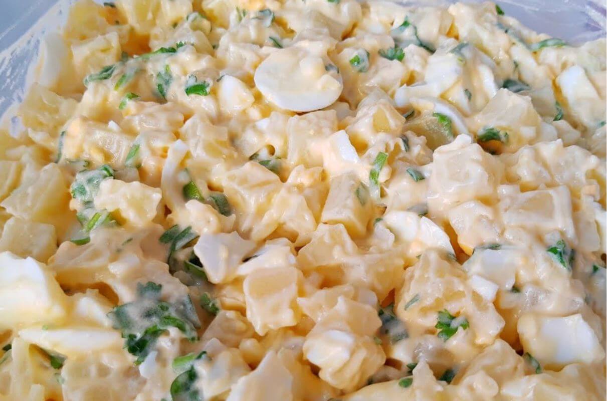 Imagine só que linda fica sua mesa do almoço de natal com essa salada de ovo com batata
