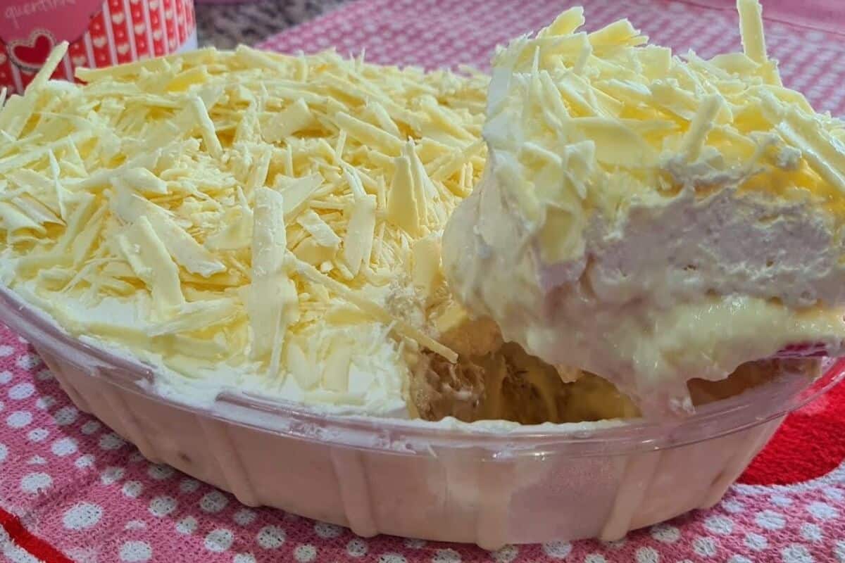 Deliciosa sobremesa gelada de abacaxi com um creme secreto delicioso para você aprender