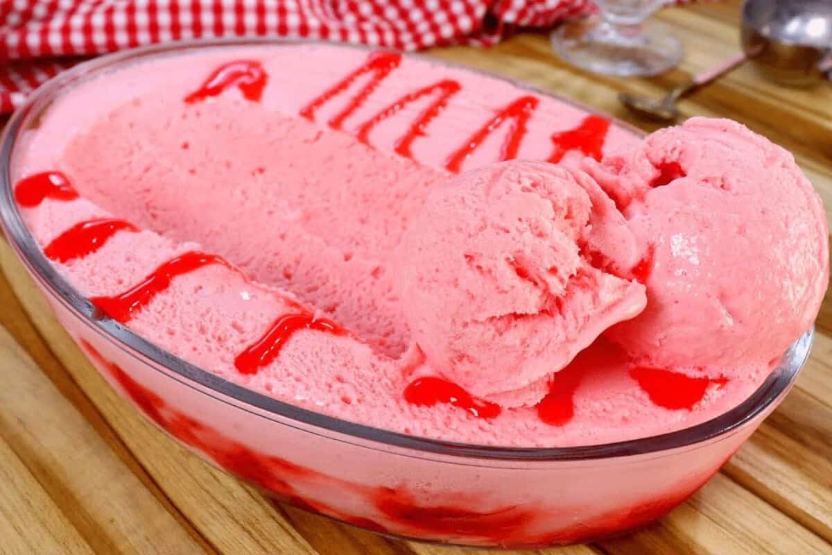 Sorvete caseiro de morango para ajudar a refrescar o calor no natal